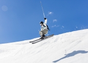 开云体育下载-绿茵与硬木的双重奏，当西甲德比遇见NBA猛龙雷霆之战