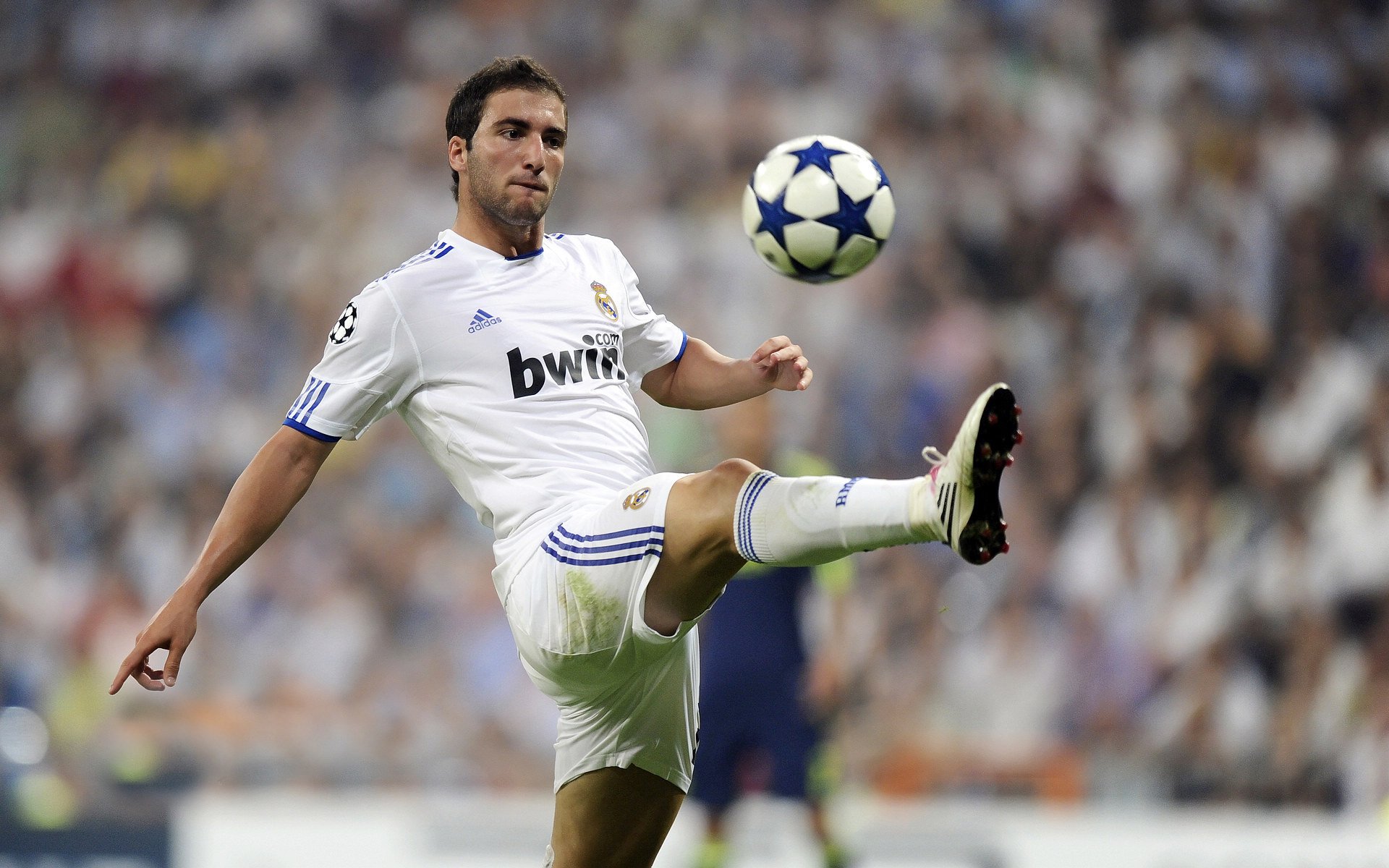 本泽马火力全开，巴黎圣日耳曼横扫塞维利亚展现欧冠雄心