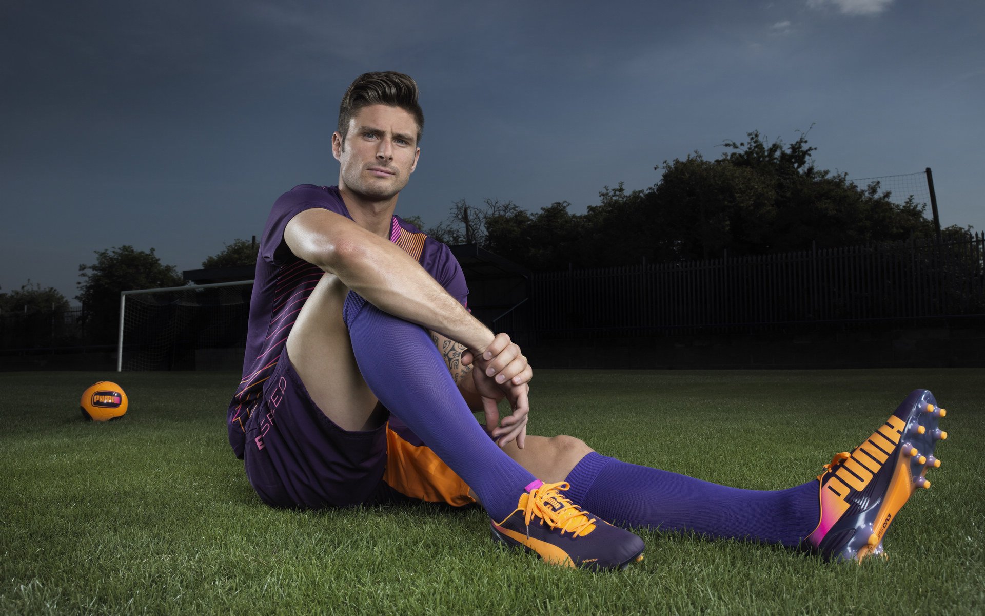 赛道上的逆袭，哈斯鏖战梅赛德斯，塞恩斯带队取胜